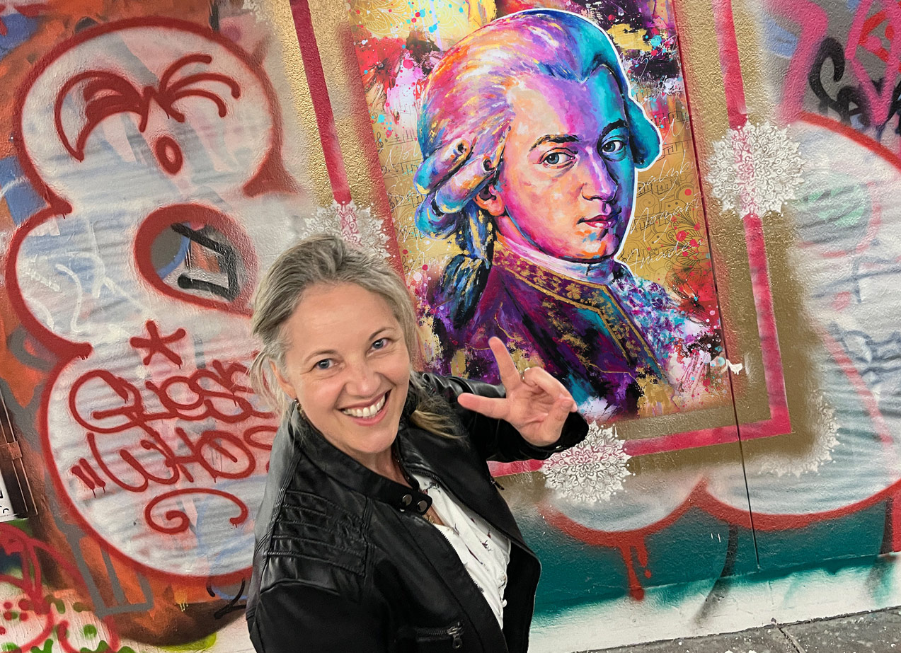 2026 Mozart Graffiti2 Graffiti der Mozart Art & Coffee Tour, dem Kunstprojekt in Salzburg vom Pop Art Künstler Sabine Delizia Egger aus Tirol in Österreich.