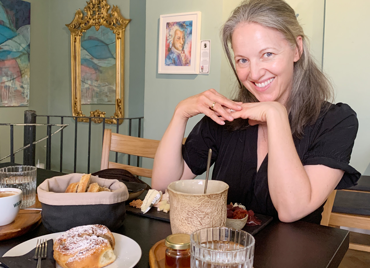 2026 Nr5 Pop Art Künstler Sabine-Delizia Egger im Café Nr. 5 in Salzburg - Kunst Ausstellung für Mozart 270